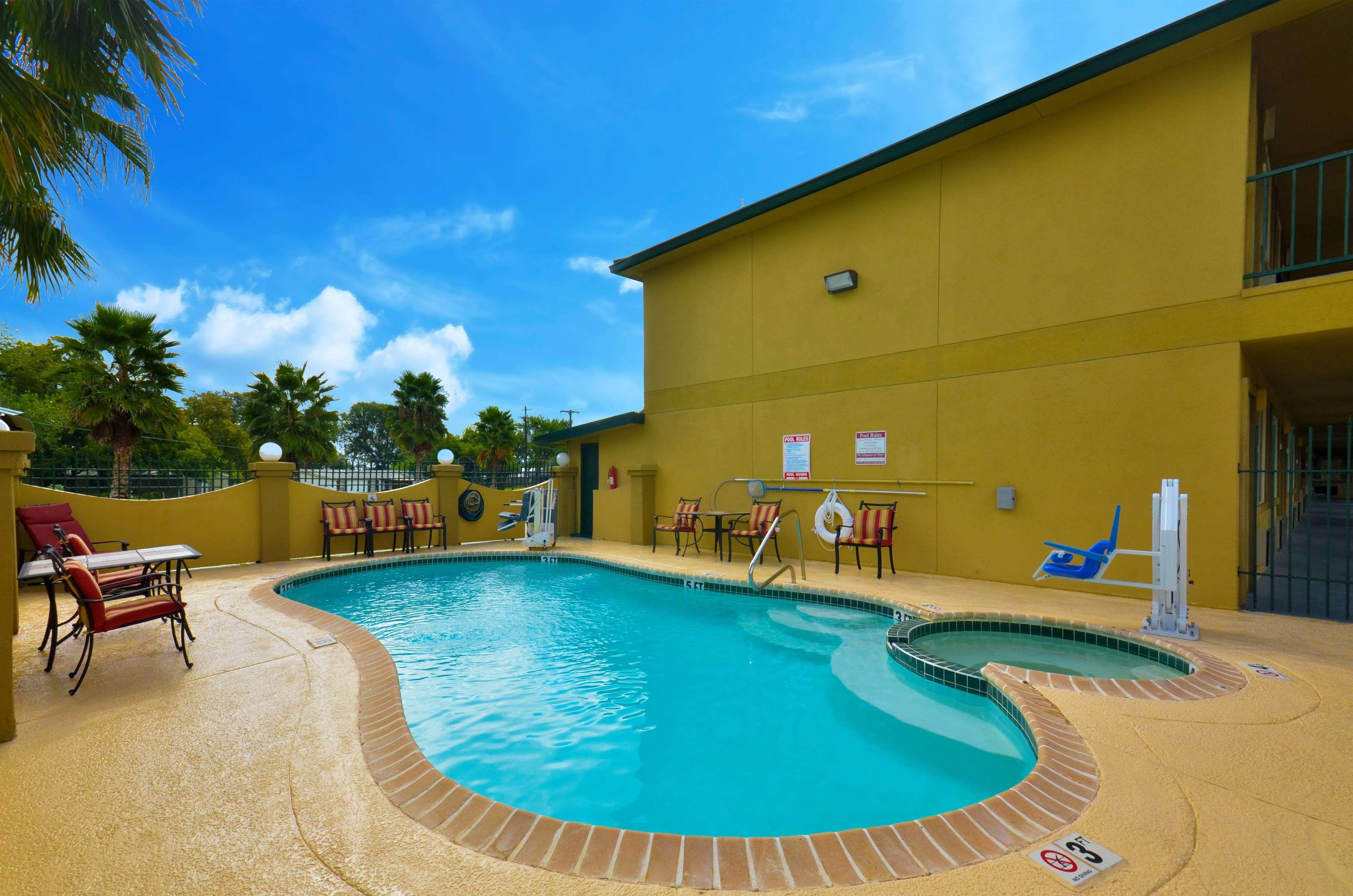 Best Western Executive Inn Hallettsville Екстериор снимка