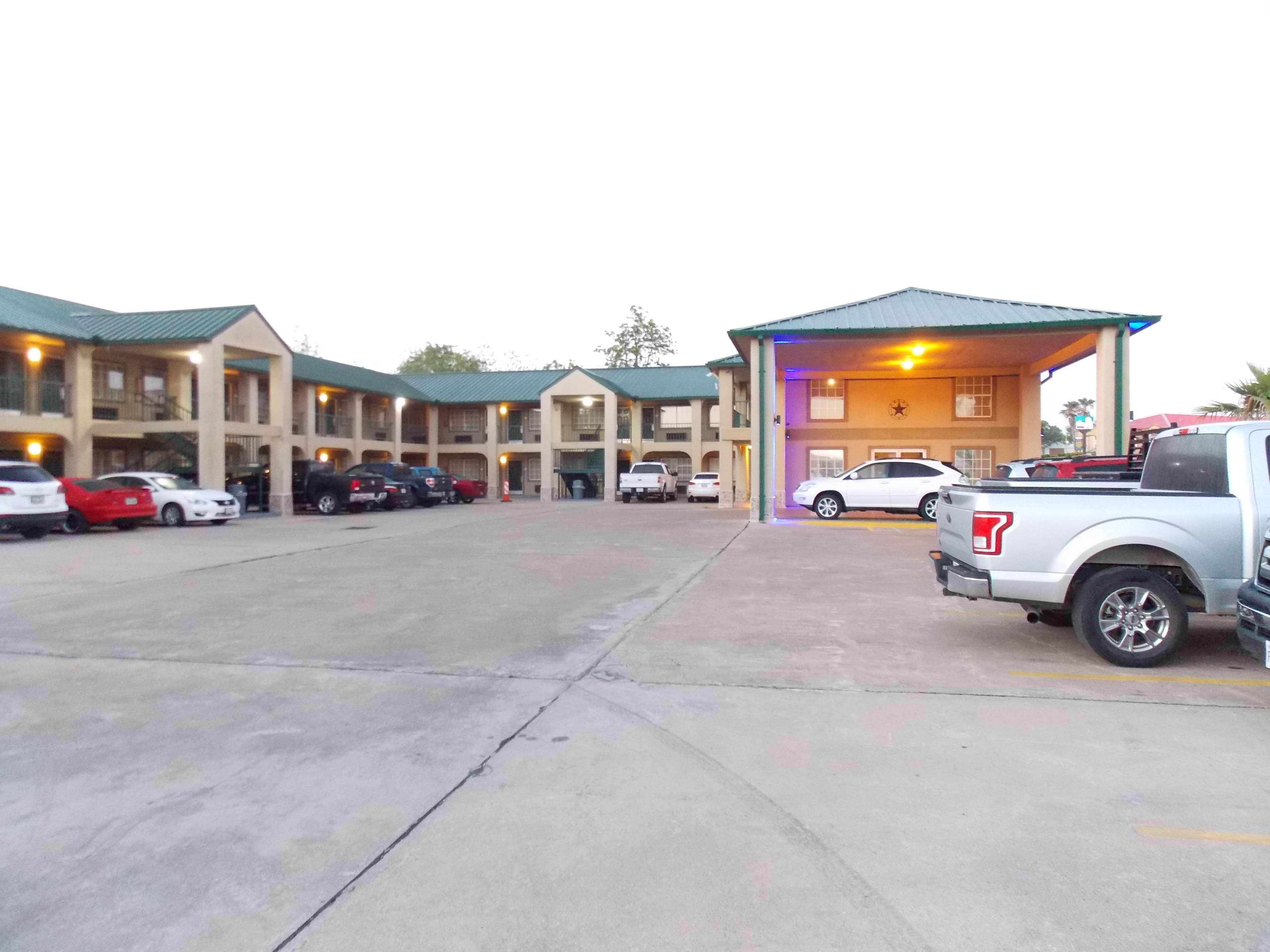 Best Western Executive Inn Hallettsville Екстериор снимка