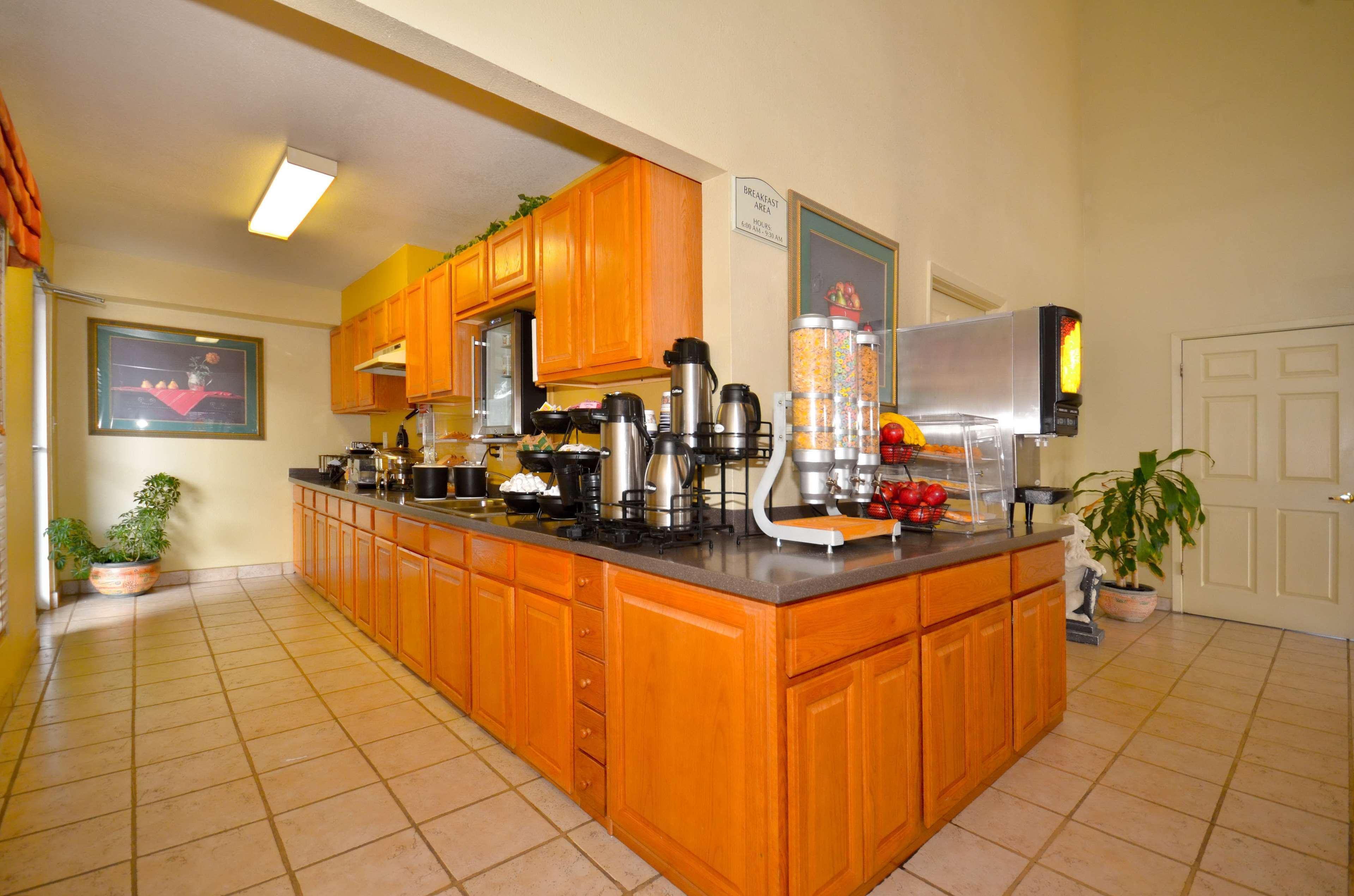 Best Western Executive Inn Hallettsville Екстериор снимка