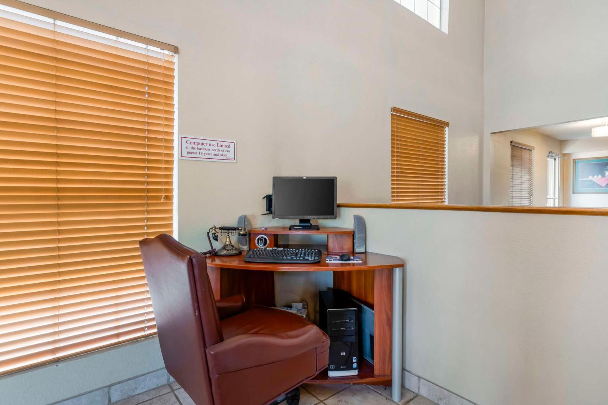 Best Western Executive Inn Hallettsville Екстериор снимка