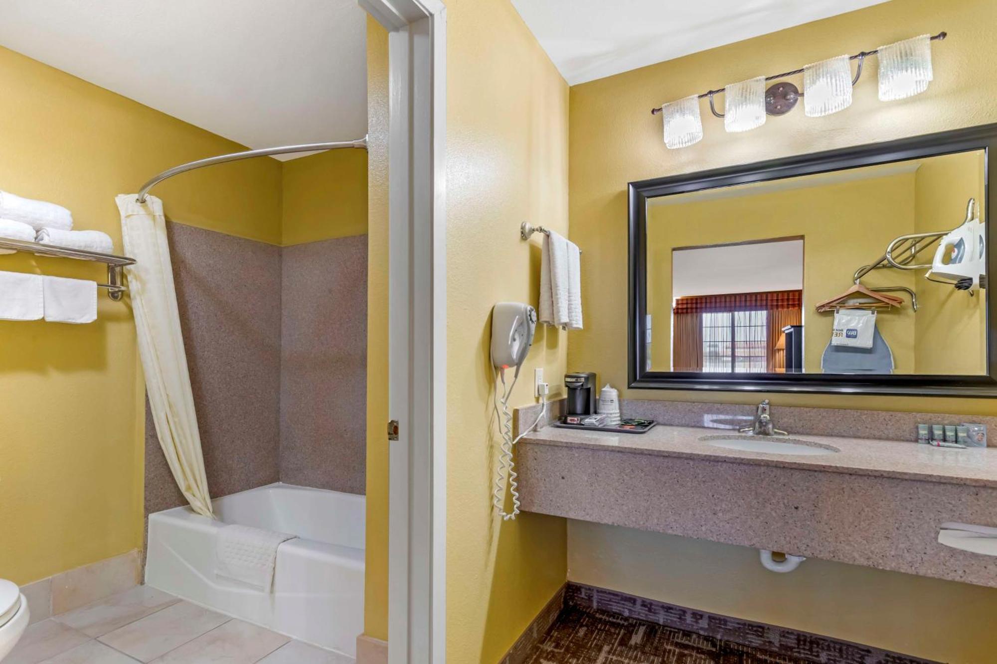 Best Western Executive Inn Hallettsville Екстериор снимка