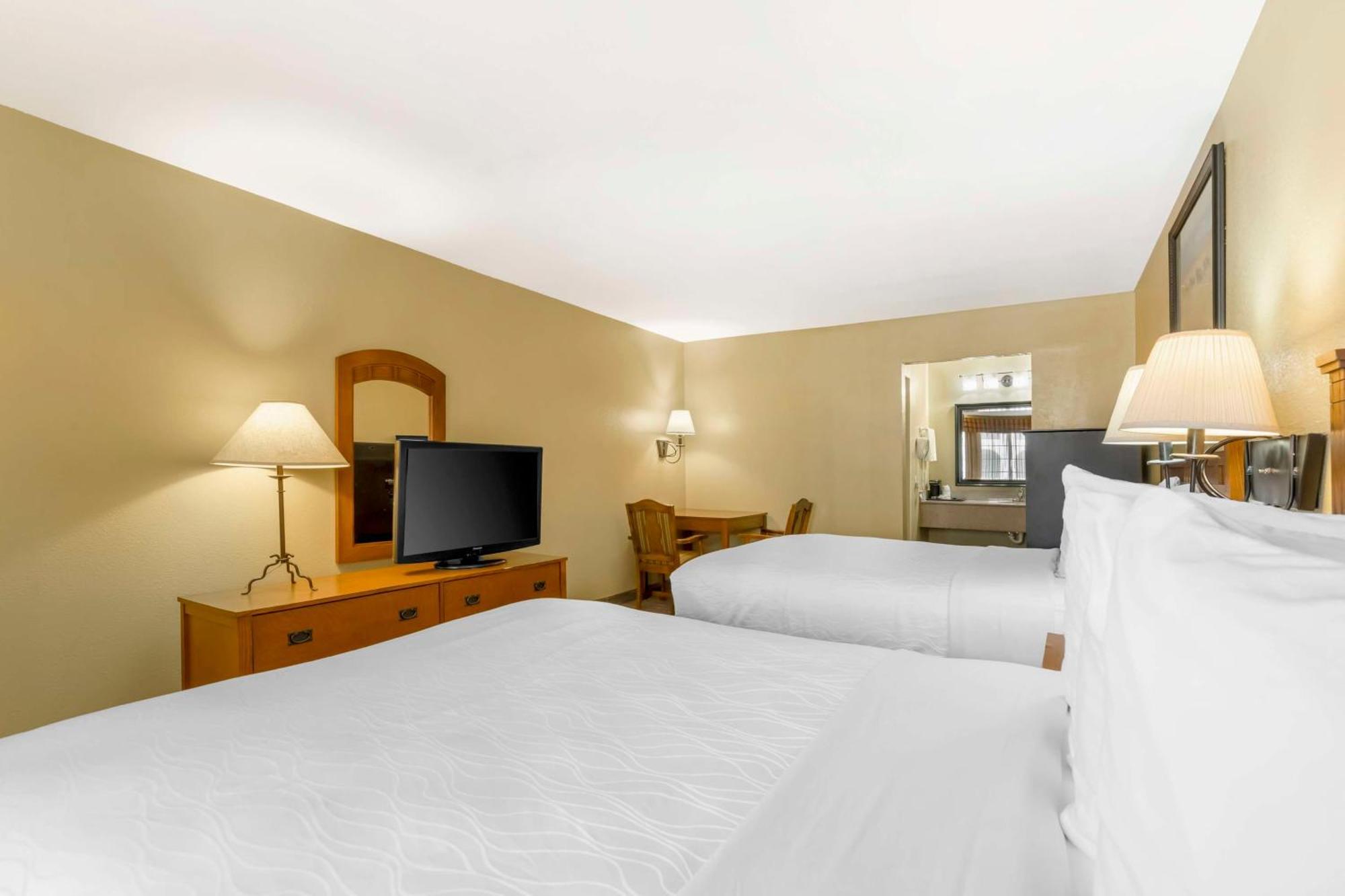 Best Western Executive Inn Hallettsville Екстериор снимка