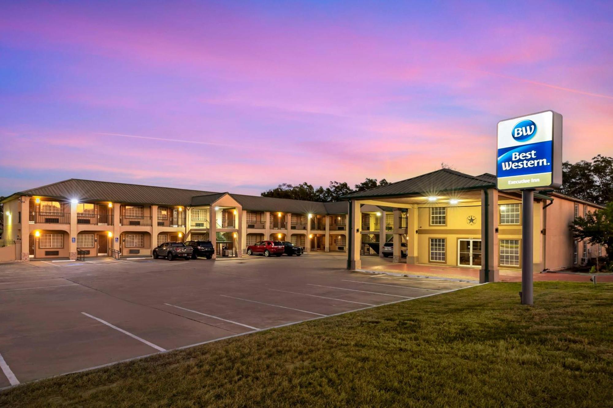 Best Western Executive Inn Hallettsville Екстериор снимка