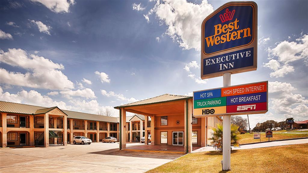 Best Western Executive Inn Hallettsville Екстериор снимка